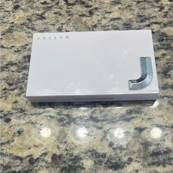 Jaclyn Cosmetics Face Palette - Picture 2 of 3